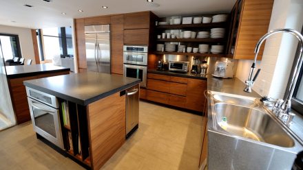 Functional and elegantly equipped kitchen with central island and spacious worktop.