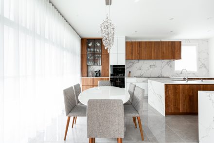 A kitchen island showcasing the contemporary design expertise of Ateliers Jacob.