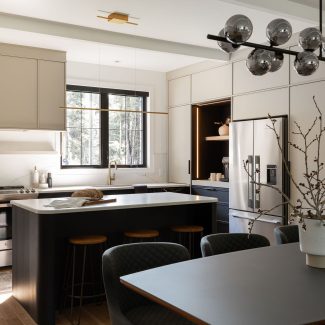 Contemporary black and white kitchen Ateliers Jacob.
